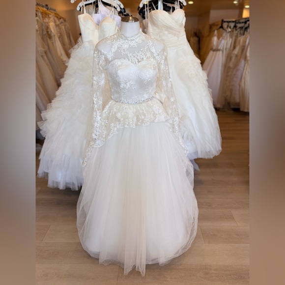 Dresses & Skirts - Elegant Modern Lace Wedding Dress